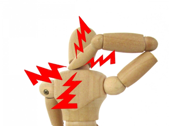 首を触るだけでは変わらない？姿勢から整えるストレートネック矯正